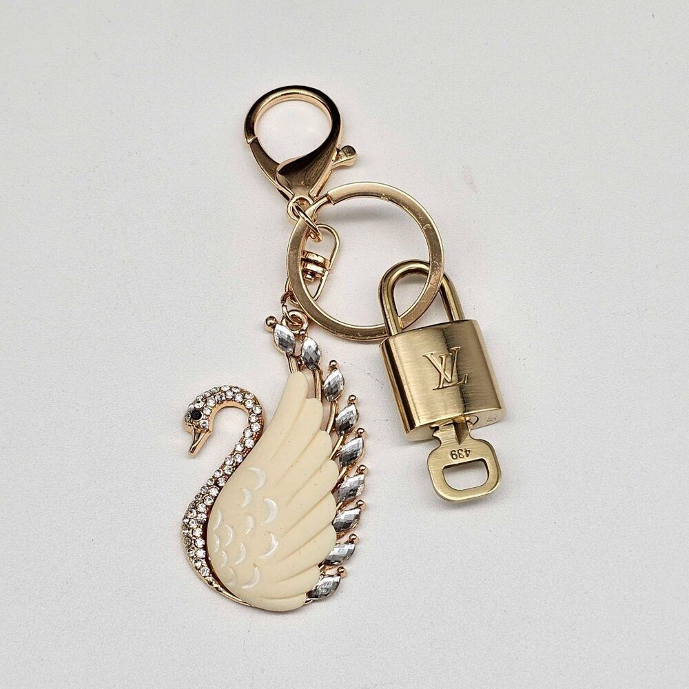 LV Gold Padlock Authentic 🔑 Luxury Bag Charm w/ Unbranded Swan Keychain - Picture 6 of 10